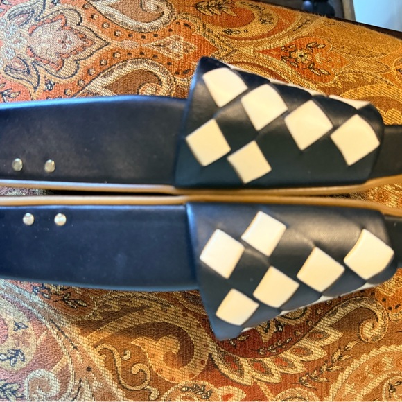 Beek Pelican Leather Slide. Woven.Black -Cream Size 9 EUC memory foam bed - Picture 7 of 15